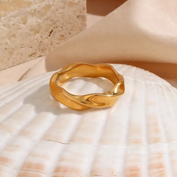 New Minimalist 18k Gold Ocean Wave Shape Ring - Picture 3 of 8